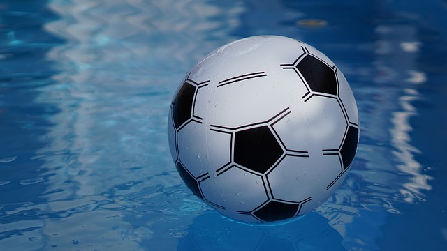 míč na hladině bazénu